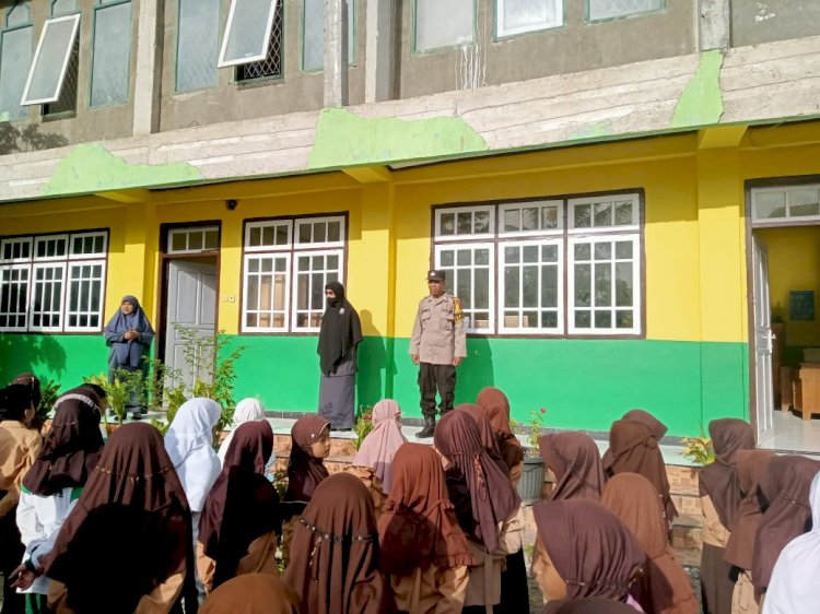 Hadir di Tengah Siswa MI , Bhabinkamtibmas beri edukasi kepada para siswa