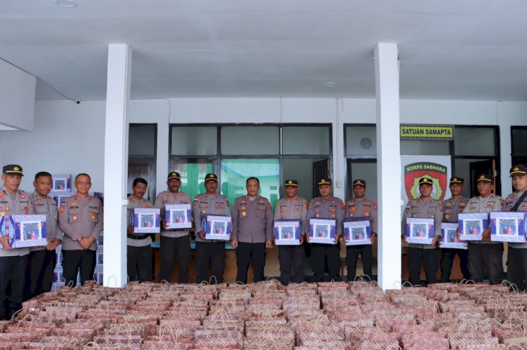 Peduli, Kapolres TTS Bagi Parcel kepada Personil Polres TTS