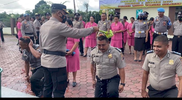 Tradisi Siram Air Dan Mandi Kembag Warnai Kenaikan Pangkat Bagi 28 Personil Polres TTS