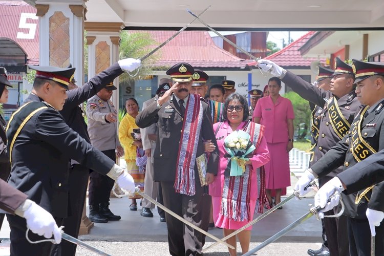 Bentuk Penghormatan, Tradisi Pedang Lepas 5 Personil dan 1 ASN Polres TTS Yang Telah Purna Tugas