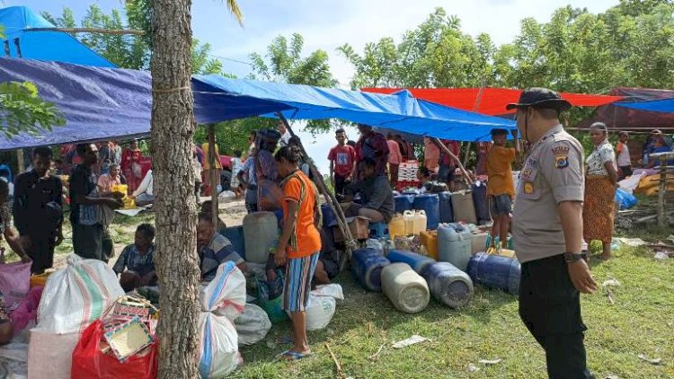 Beri Rasa Aman Kepada Pengungjung Pasar, Kapolsek Amanuban Timur Pimpin Personil Patroli Sambang
