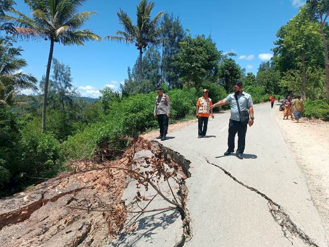 Pantau Jalan Rusak, Kabag Ops Imbau Warga Agar Selalu Waspada