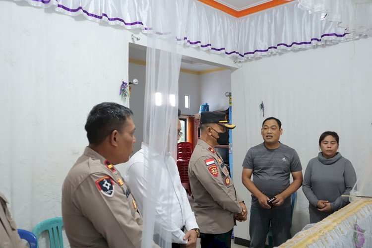 Turut Berbela Sungkawa, Waka Polres TTS Melayat Ke Rumah Personil Yang Mengalami Kedukaan