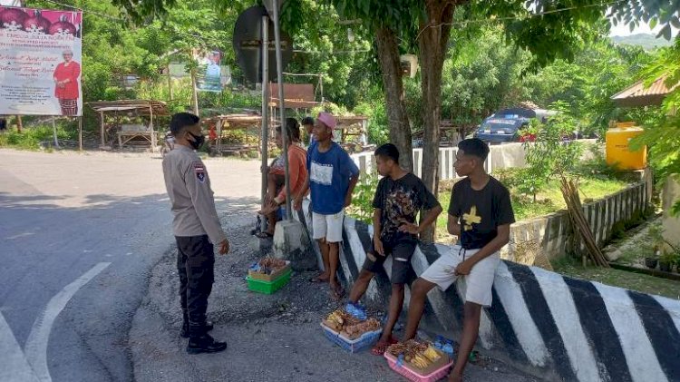 Antisipasi Laka Lantas Saat berjualan, Personil Polsek Batu Putih Sambangi Penjual Beri Imbauan