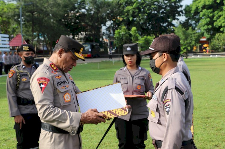 Kapolda NTT Irjen Pol Drs. Johni Asadoma, M.Hum berikan penghargaan kepada dua anggota Satpam