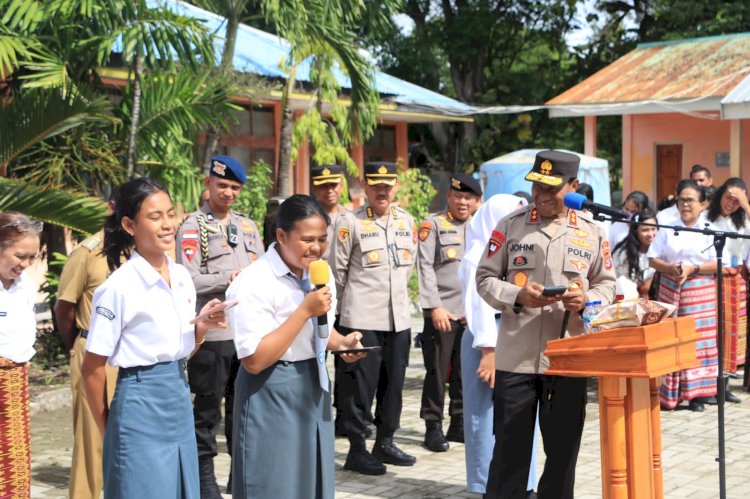 Jawab Tantangan Kapolda NTT Saat Safari Kamtibmas di SMA Negeri 1 Kupang Timur, Siswa di beri Hadiah Oleh Kapolda NTT