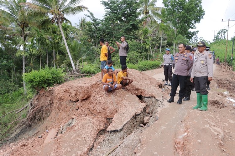 Tinjau Lokasi Bencana Alam, kapolres TTS Imbau Warga Selalu Berhati-hati dan Waspada