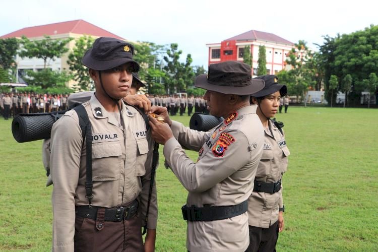 Kapolda NTT lepas keberangkatan peserta Pembaretan Bintara Remaja (Baja) Angkatan 48 tahun 2023 Ditsamapta ke Kecamatan Kupang Barat, Kabupaten Kupang