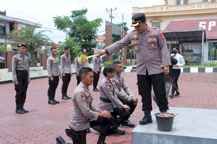 Bintara Remaja Mutasi Ke Polres TTS, Kapolres TTS Laksanakan Tradisi Penyambutan