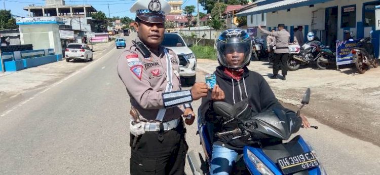 Operasi Keselamatan, Sat Lantas Polres TTS Turun Kejalan Bagikan Stiker Imbauan Kamseltibcarlantas