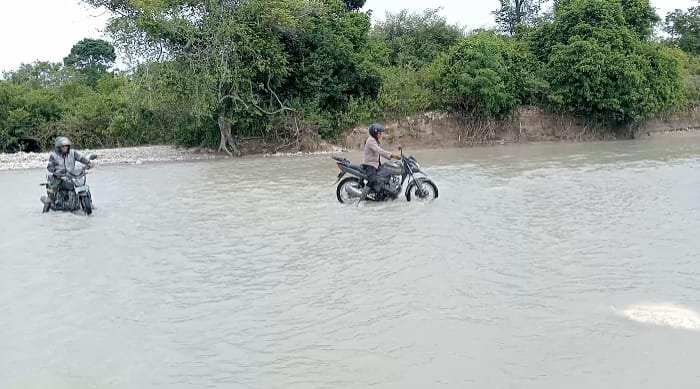 Tekan Stunting,Bhabinkamtibmas Rela Turun DesaTerobos Banjir Demi ajak Bumil dan Balita Ikut Kegiatan Posyandu