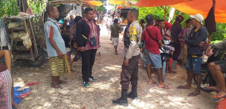 Patroli Sambang, Bhabinkamtibmas Polsek Kolbano Beri Pesan Kamtibmas
