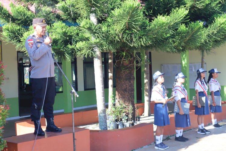 Jadi Pembina Upacara Di SMPN 3 Soe, Kabag Ops Sampaikan Pesan Kamtibmas