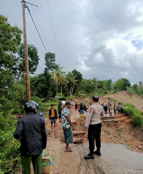 Pasca Putusnya Akses Jalan Akibat Bencana Tanah Longsor, Kapolsek Kie Rutin Patroli ke Lokasi Longsor