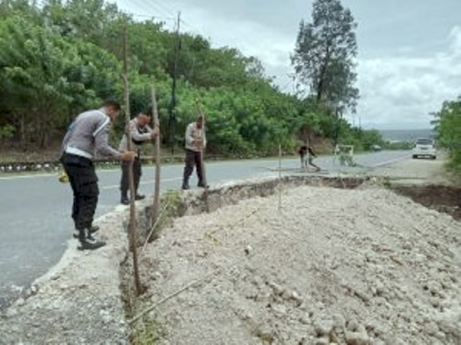 Antisipasi Laka Lantas Akibat Longsor pada Badan Jalan Raya, Polsek Siso Pasang Police Line