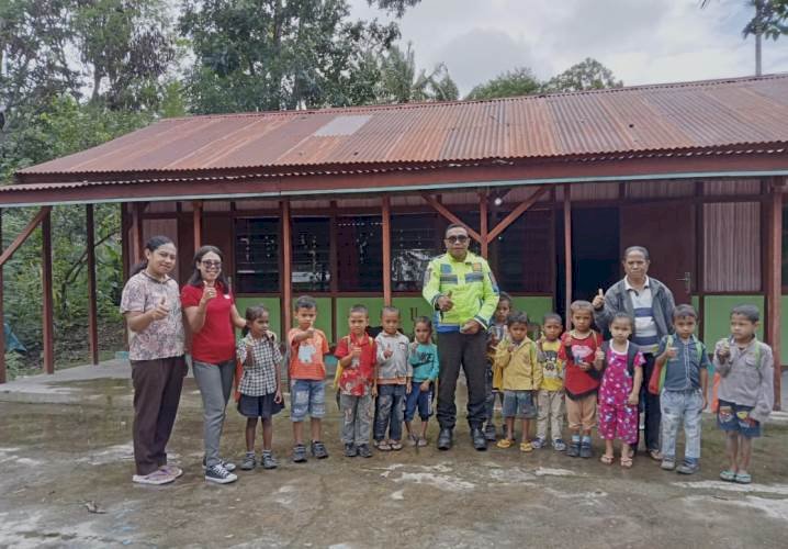 Polisi Sahabat Anak, personil Sat Lantas Polres TTS Kunjungi TK Sejati Mollo Selatan