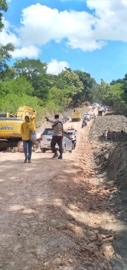 Urai Kemacetan di Jalan Altenatif Kolonakaf, Polsek Kie Tempatkan Personil Gatur Lantas