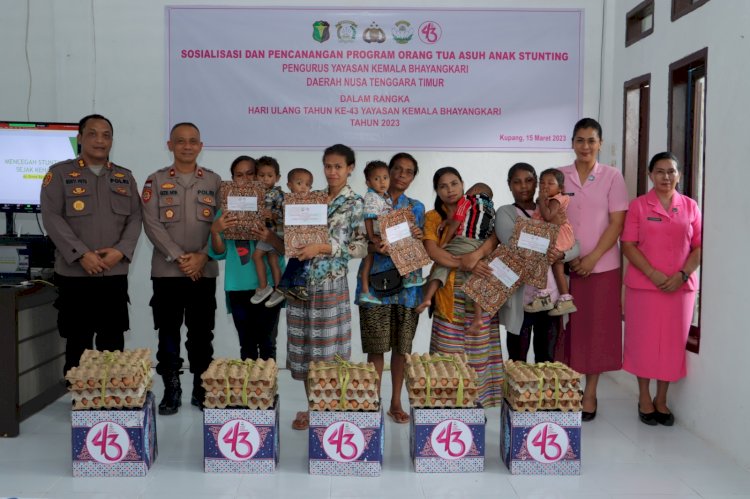 Dukung Pemda Tekan Angka Stunting Kapolres TTS Dan Ketua Bhayangkari TTS Bagi Sembako Bagi Anak Stunting