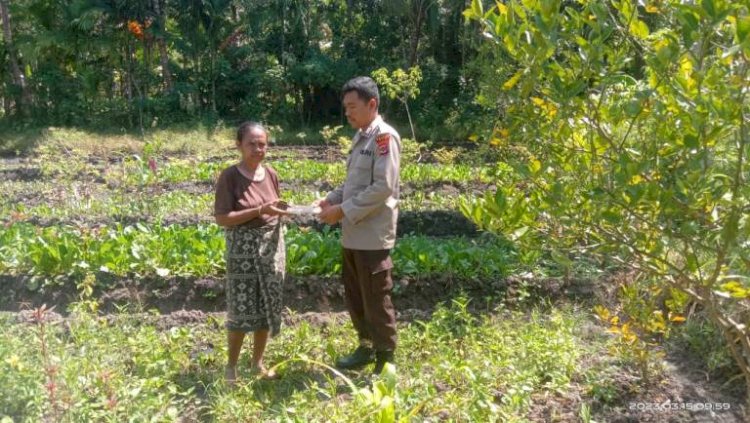 Sambangi Warga, personil Binmas Polres TTS Serahkan Sarana Kontak