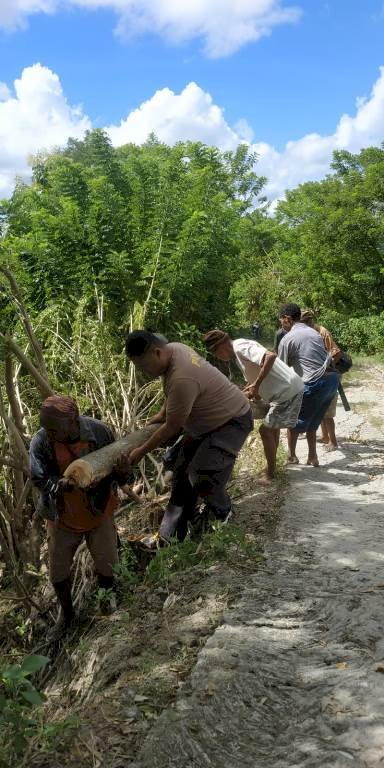 Gotong Royong, Bhabinkamtibmas Pospol Neonmat Bersama Warga Perbaiki Jalan Rusak