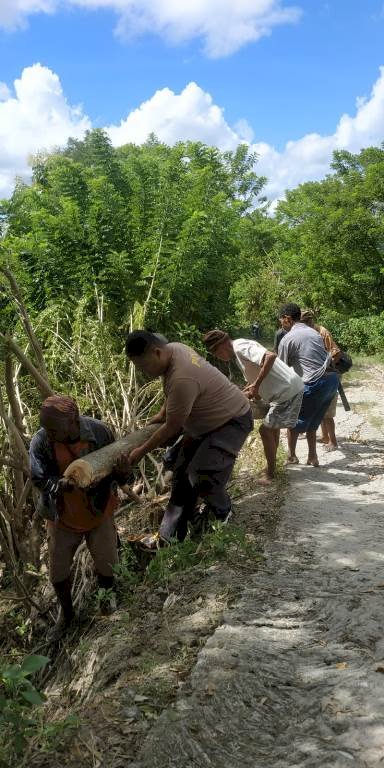 Gotong Royong, Bhabinkamtibmas  Pospol Neonmat Bersama Warga Perbaiki Jalan Rusak