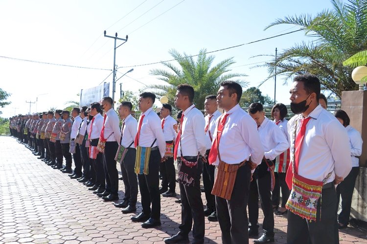 Dukung UMKM Dan Promosi Motif Daerah NTT, Polres TTS Terapkan Penggunaan tas Samping Motif Daerah Bagi Seluruh Personil