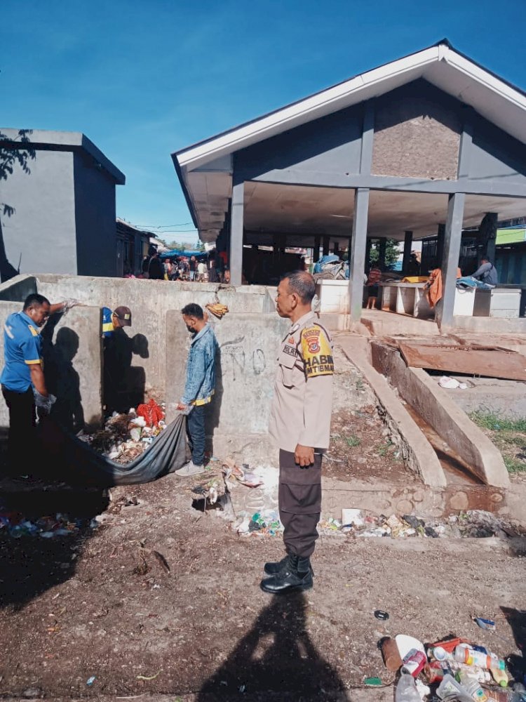 Pantau Pembesihan Sampah, Bhabinkamtibmas Imbaun Kepada Agar Peduli Kebersihan