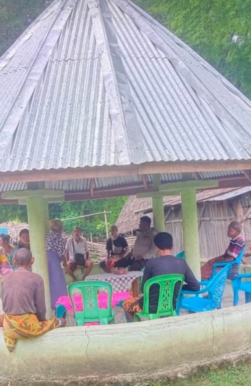 Jumat Curhat, Kapolsek Amanatun Utara Turun langsung ke Rumah Warga Serap Saran Masukan