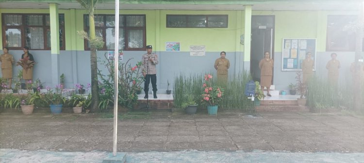 Hadir Di SMP Kristen 3 Soe, Kanit Binkamsa Sampaikan Pesan Kamtibmas