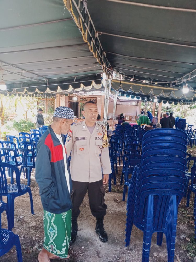 Bentuk kepedulian, Bhabinkamtibmas Melayat ke Rumah Warga Binaannya Yang Mengalami Kedukaan