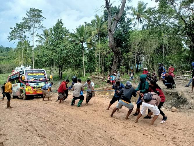 Cegah laka lantas, Gotong Royong Bersama Warga ,Personil Polsek Kie Derek Kendaraan Yang Melintasi Tanjakan Licin