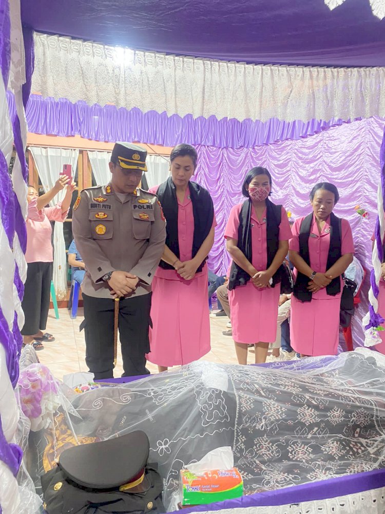 Bentuk Kepedulian dan Turut Berdukacita, Kapolres TTS Melayat Ke Rumah Personil Polres TTS Yang Meninggal