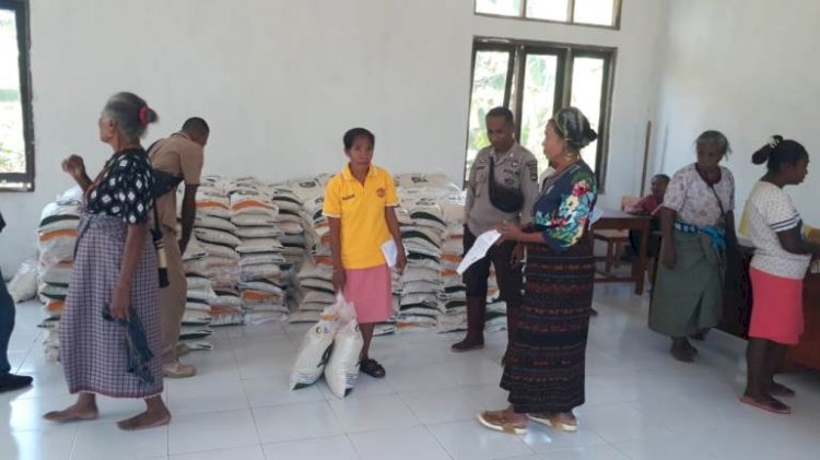 Pembagian Bantuan Pangan Yang Aman dan Lancar , Anggota Polsubsektor Molbar Melaksanakan Pemantauan