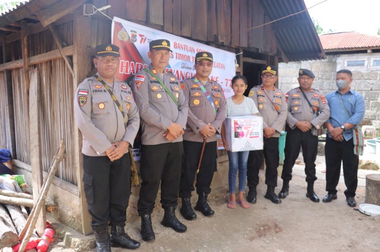 Gelar Anjangsana Dalam Rangka Hari Bhayangkara Ke 77 , Kapolres TTS Bagi Bingkisan Kasih Kepada 50 Warga TTS Yang Kurang Mampu Yang Ada di Kota SoE