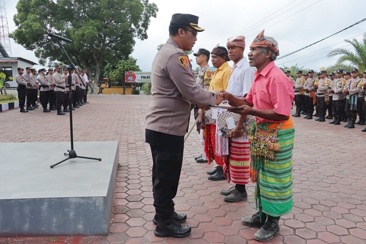 Apel Kasat Kamling, Kapolres TTS Serahkan penghargaan Kepada Pemenang lomba Satkamling Tingkat Polres TTS