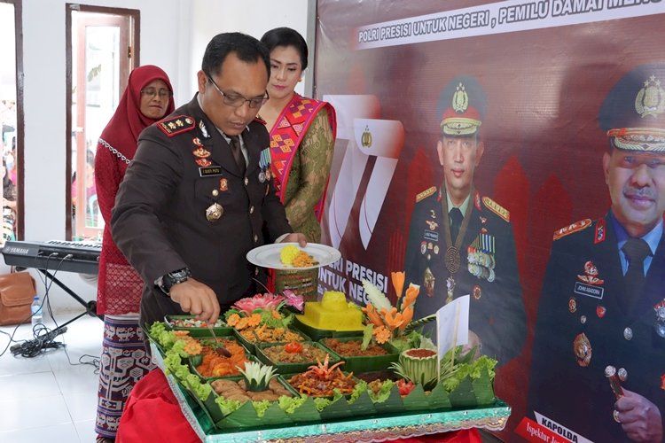 Syukuran Hari Bhayangakara Ke-77,  Polres TTS Tandai Dengan Pemotongang Tumpeng