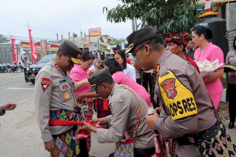Dikenakan Pakaian Adat TTS, Saat Kapolda NTT Dan Ketua Bhayangkari Daerah NTT Kunker Ke Polres TTS