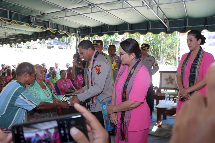 Peduli Kasih, Kapolda dan Ketua Bhayangkari Daerah NTT Serahkan Bansos Kepada Masyarakat yang Membutuhkan di Kabupaten TTS