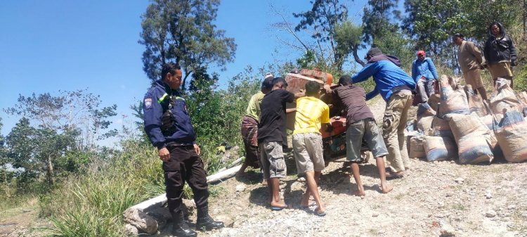 Pantau Pembangunan Jalan, Bhabinkamtibmas Beri Pesan Kamtibmas