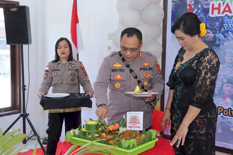 Polres TTS : Pemotongan Tumpeng Tandai Syukuran Hari Jadi Polwan ke- 75