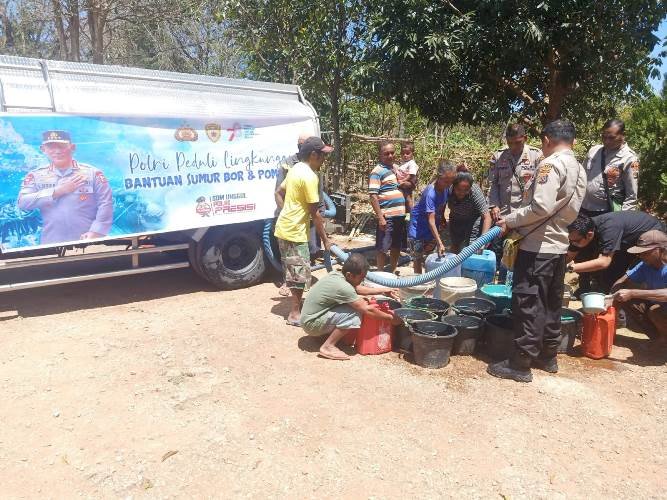 Peduli Akan Kebutuhan Air Bersih, Polres TTS Salurkan Air Bersih