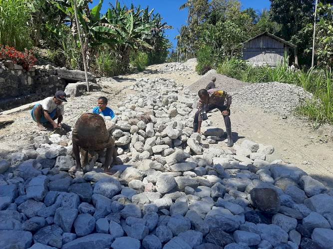 Tanamkan Budaya Gotong Royong, Bhabinkamtibmas Bersama Warga Kerjakan Pembangunan Jalan