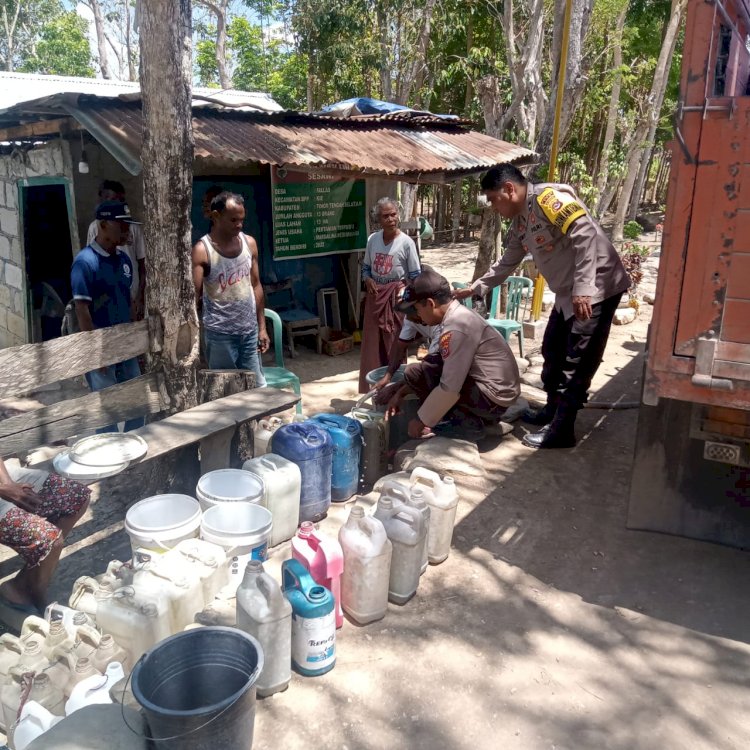 Bantu Kebutuhan Akan Air Bersih, Polsek Kie Salurkan Air Bersih