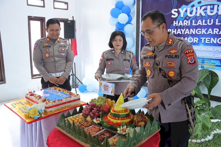 Perayaan Hari Lalu Lintas Bhayangkara Ke 68 , Polres TTS Tandai Dengan Syukuran dan Pemotongan Tumpeng