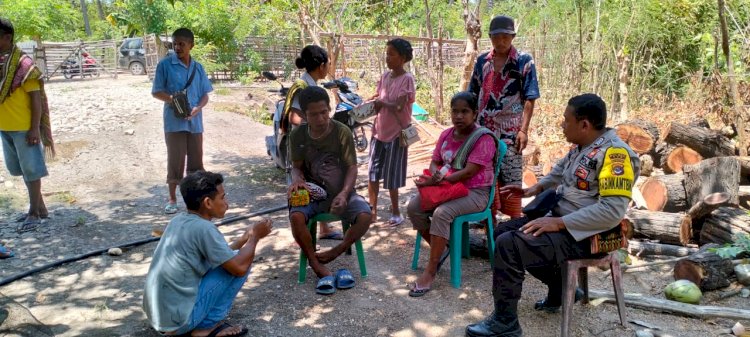 Selalu Hadir Di Tengah Masyarakat, Bhabinkamtibmas Sambangi Warga
