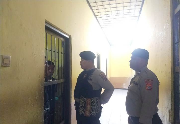 Rutin, Pengecekan Ruang Tahanan Polres TTS Pada Malam Hari