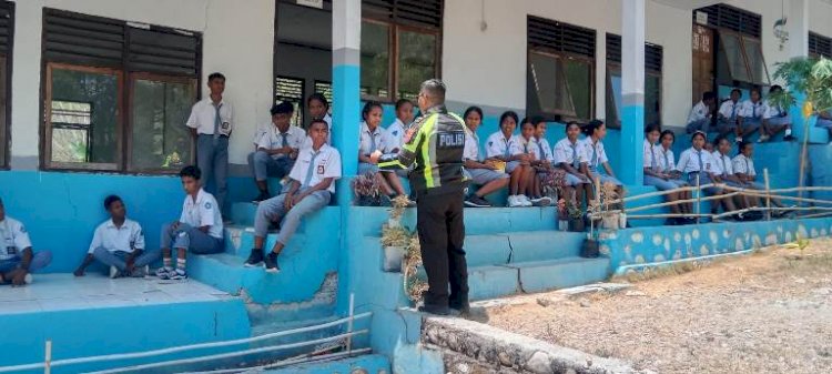 Police Goes to School, Sat Lantas Polres TTS Sosialisasi Kamseltibcarlantas di SMKN Oelet