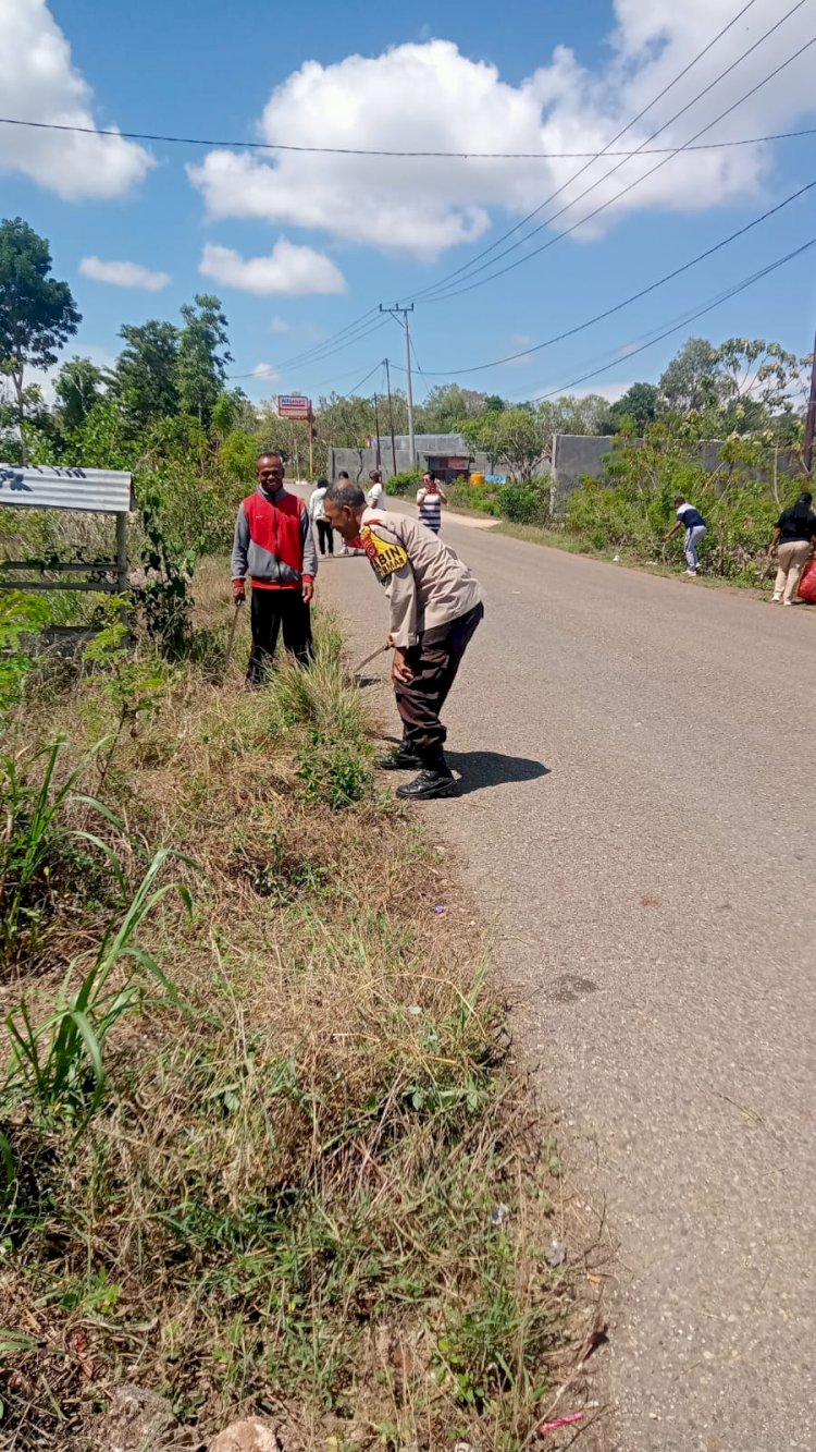 Dukung Terciptanya Lingkungan Yang Asri, Bhabinkamtibmas Turut Kerja Bhakti