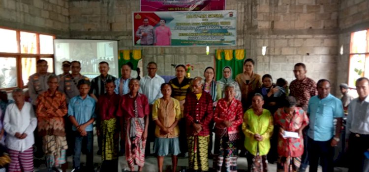 Hadir di Tengah Jemaat GMIT Imanuel Noetoko-TTS, Kapolda NTT dan Ketua Bhayangkari Daerah Salurkan Bantuan Sosial Sembako