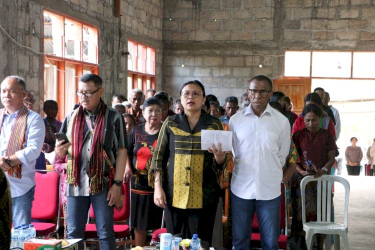 Kunjungang ke Jemaat Gereja Imanuel Noetoko-TTS, Kapolda NTT dan Ketua Bhayangkari Daerah Ikut Beribadah Bersama Jemaat
